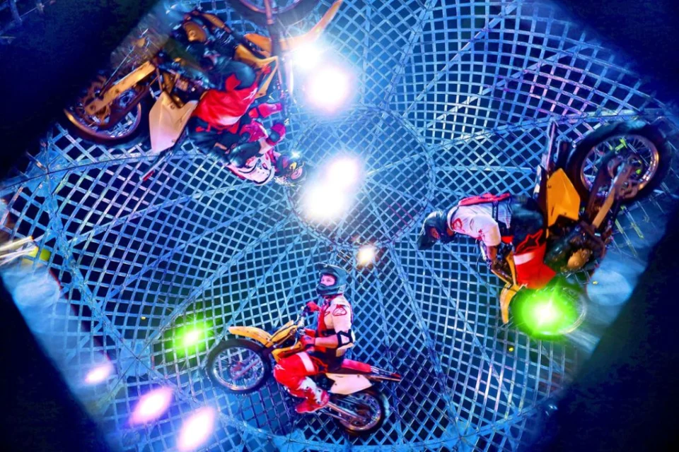 The Crazy Nock Brothers - "Globe of Death" - Die Motorradkugel des Todes...